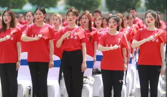 做白色的牛奶，創(chuàng)紅色的企業(yè)，花花牛乳業(yè)集團(tuán)青春歌會慶祝建黨100周年