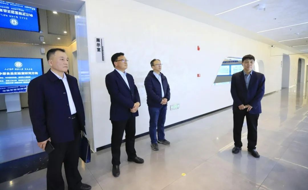 花花牛乳業(yè)集團(tuán)黨委書記、董事長唐洪峰一行赴中原食品實(shí)驗(yàn)室同中國工程院院士、中原食品實(shí)驗(yàn)室主任任發(fā)政座談交流