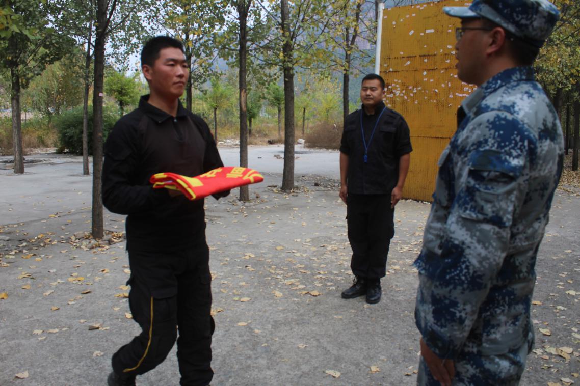 組織開展戶外拓展訓(xùn)練活動(dòng)