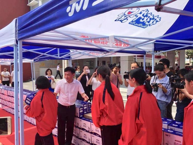 “健康中原，牛奶伴您行——花花牛乳業(yè)集團2018中國小康牛奶行動” 公益助學啟動儀式隆重舉行