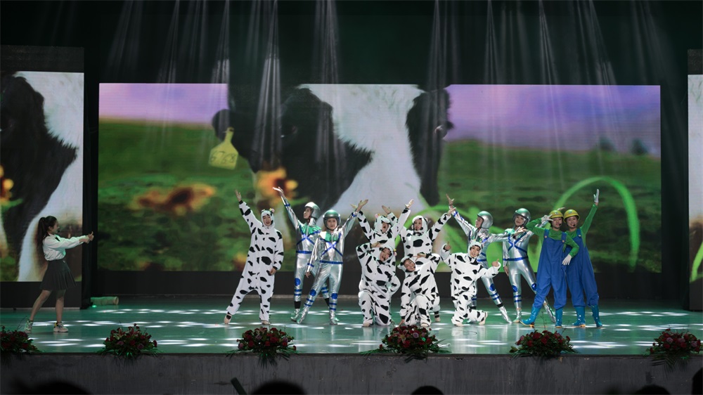 “不忘初心、聚力前行” 花花牛集團(tuán)2018迎新春聯(lián)歡會(huì)隆重舉行