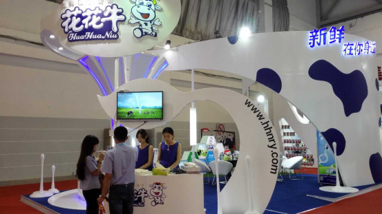 花花牛牛氣沖天！農(nóng)業(yè)部長(zhǎng)品嘗“領(lǐng)暢”點(diǎn)贊，又獲國(guó)際奶業(yè)平臺(tái)青睞