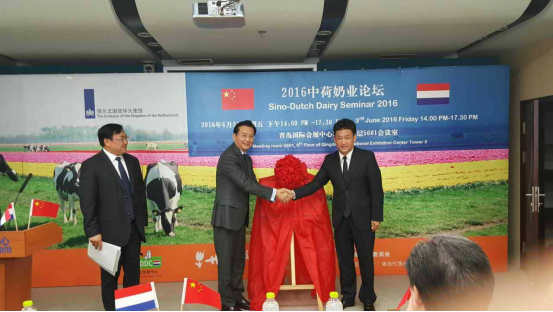 花花牛牛氣沖天！農(nóng)業(yè)部長(zhǎng)品嘗“領(lǐng)暢”點(diǎn)贊，又獲國(guó)際奶業(yè)平臺(tái)青睞