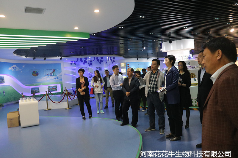 鄭州市二七區(qū)區(qū)委、統(tǒng)戰(zhàn)部部長王玉紅蒞臨花花牛生物科技有限公司參觀指導(dǎo)