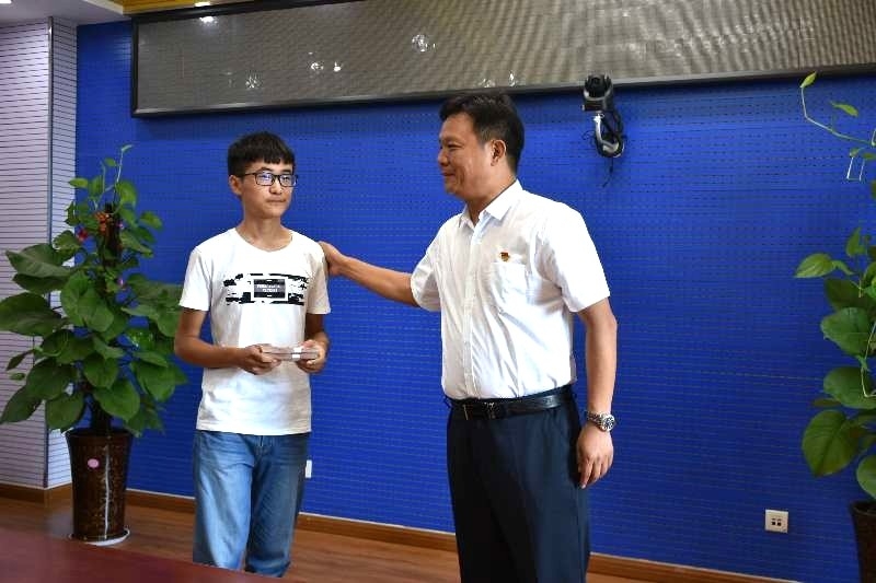 花花牛濟(jì)困解難，助力學(xué)子圓夢(mèng)香江