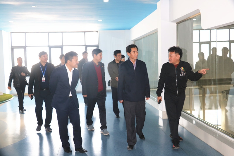 封丘縣縣長(zhǎng)王獻(xiàn)臣一行蒞臨花花牛集團(tuán)養(yǎng)殖、乳品事業(yè)部參觀調(diào)研