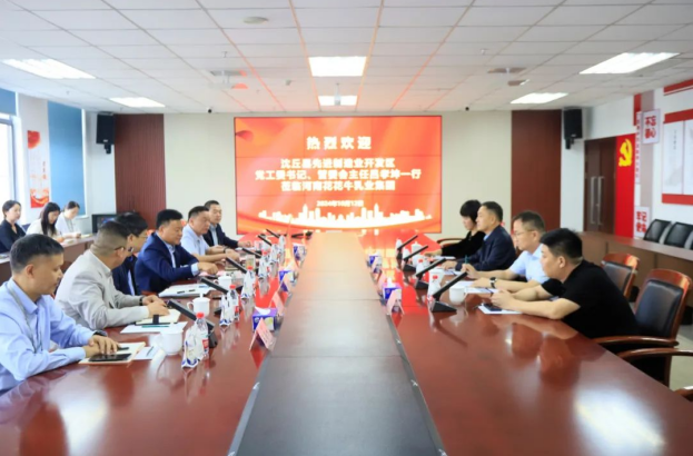 沈丘縣先進(jìn)制造業(yè)開發(fā)區(qū)黨工委書記呂孝坤、金絲猴食品有限公司董事長李旸等一行到訪河南花花牛乳業(yè)集團(tuán)