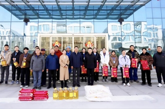 新春佳節(jié)暖人心 堅(jiān)守一線顯擔(dān)當(dāng) ——河南農(nóng)業(yè)投資集團(tuán)黨委委員、副總經(jīng)理兼花花牛乳業(yè)集團(tuán)黨委書記、董事長張峰慰問花花牛乳業(yè)在崗員工